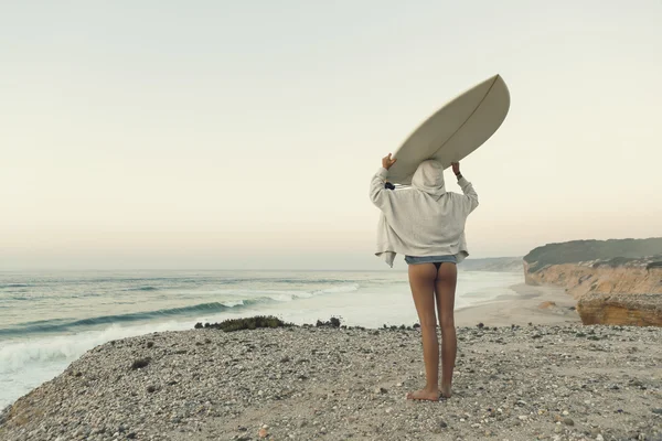 Schöne Surferin Mädchen — Stockfoto