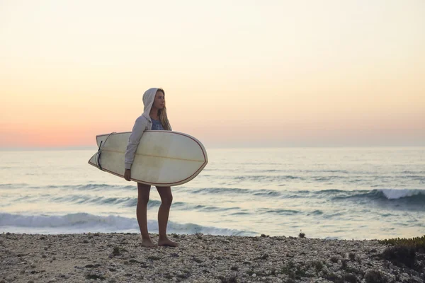 Vackra surfer girl — Stockfoto