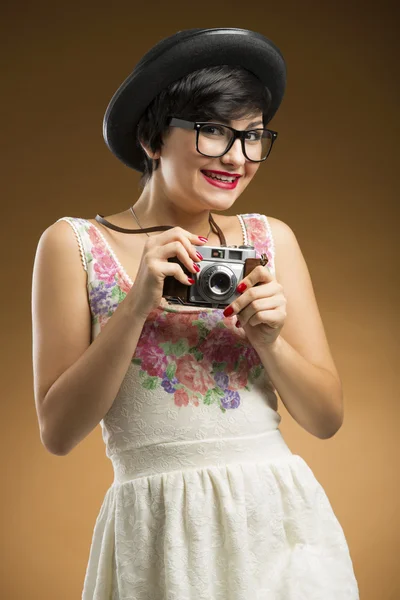 Vintage chica tomando fotos — Foto de Stock