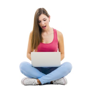 Kadın Woking bir dizüstü bilgisayar ile