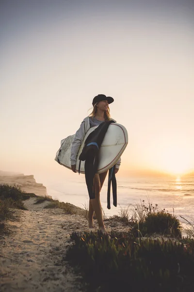 Hermosa chica surfista —  Fotos de Stock