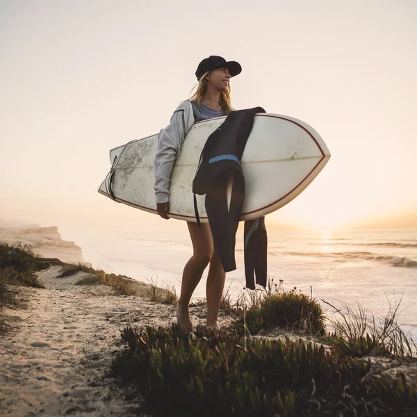 Schöne Surferin Mädchen — Stockfoto