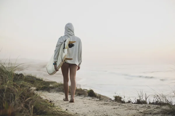 아름 다운 서퍼 여자 — 스톡 사진