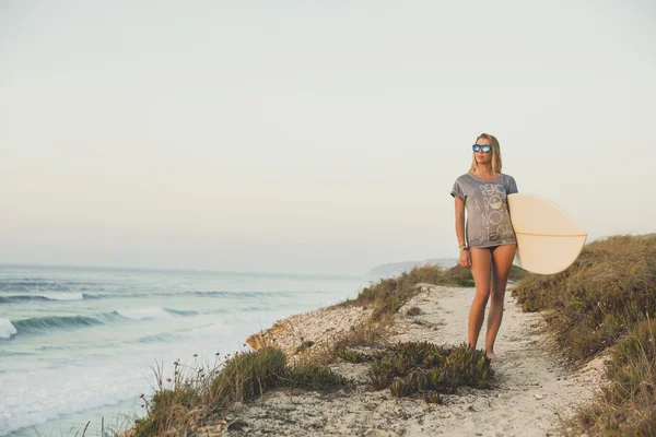 Schöne Surferin Mädchen — Stockfoto