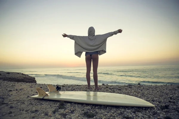 Gyönyörű szörfös lány — Stock Fotó