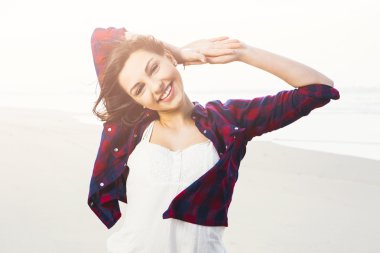 Kız sahilde iyi eğlenceler