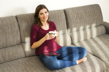 Bir fincan pf çay içme kadın