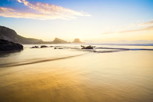 Pôr-do-sol laranja na praia — Fotografia de Stock