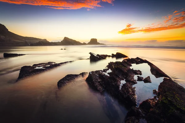 Oranje zonsondergang op het strand — Stockfoto