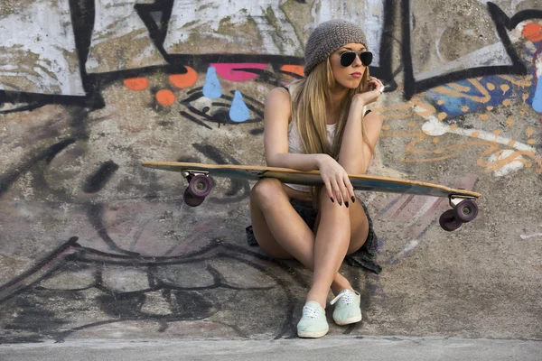 Straßenmädchen mit ihrem Skateboard — Stockfoto