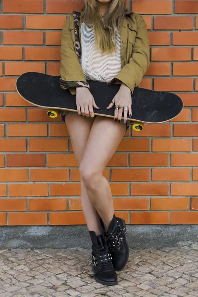 Menina de rua com seu skate — Fotografia de Stock