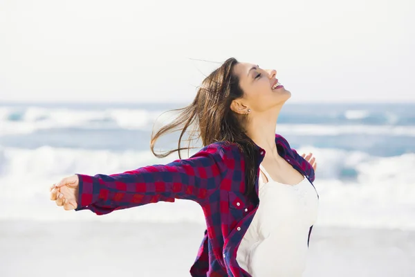 Tiener op het strand genieten van de zomer — Stockfoto