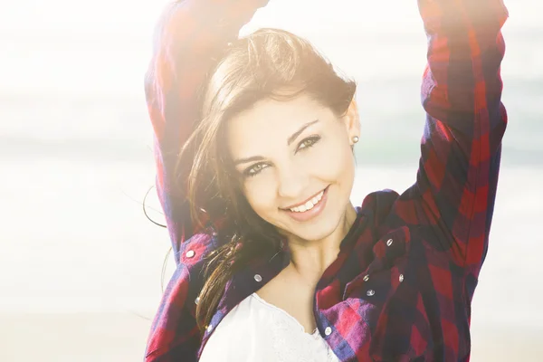 Girl enjoying the day on the beach — Stock Photo, Image