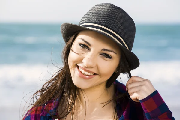 Lycklig tonåring på stranden — Stockfoto