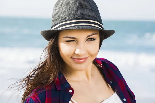 Glücklicher Teenager am Strand — Stockfoto