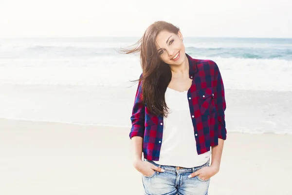 Girl enjoying the day on the beach — Stock Photo, Image