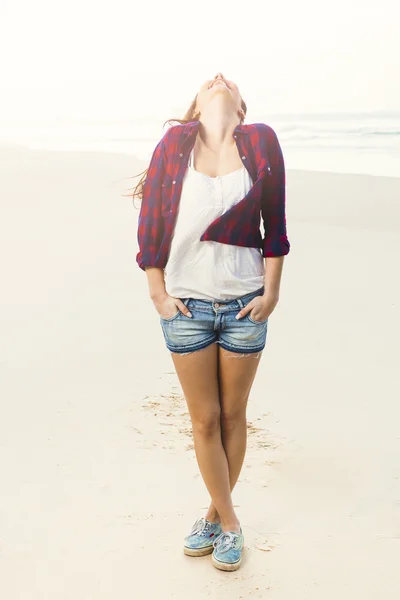 Chica disfrutando del día en la playa — Foto de Stock