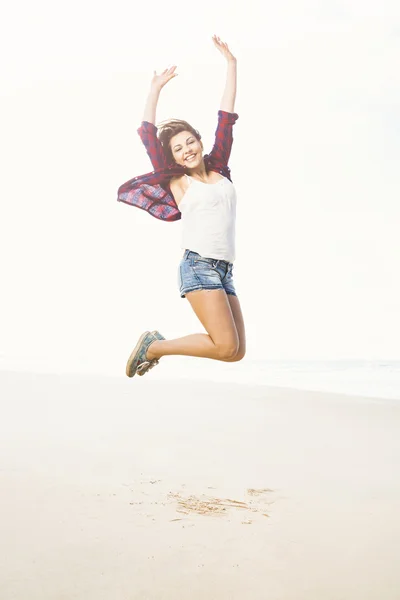Chica disfrutando del día en la playa — Foto de Stock