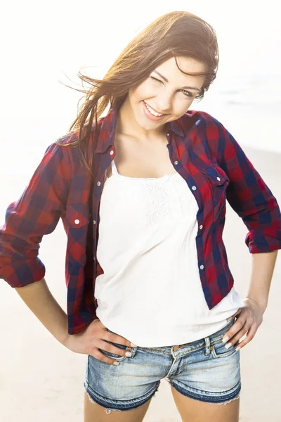 Portrtait of a happy girl at the beach — Stock Photo, Image