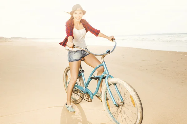 Femme à vélo sur la plage — Photo