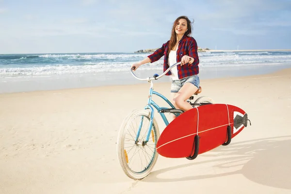 Серфер Жінка їде на велосипеді на пляжі — стокове фото