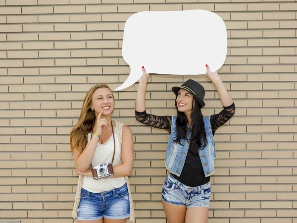 Girlfriends holding a thought balloon — Stock Photo, Image