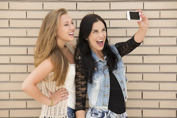 Joven novias tomando fotos —  Fotos de Stock