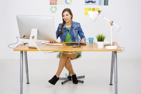 Casual zakenvrouw werken bij receptie — Stockfoto