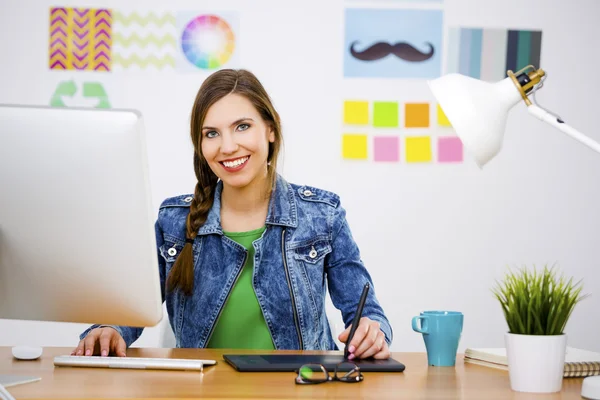 Casual zakenvrouw werken bij receptie — Stockfoto