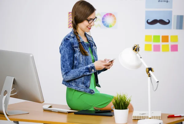 Woman working at desk In a creative office — Stock Photo, Image