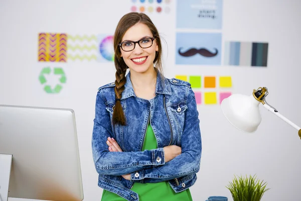 Mulher de negócios casual trabalhando na mesa — Fotografia de Stock