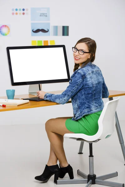 Frau arbeitet am Schreibtisch — Stockfoto