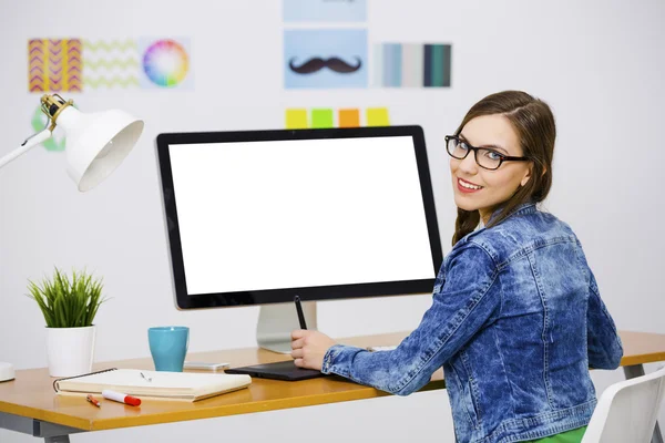 Casual zakenvrouw met behulp van een computer — Stockfoto