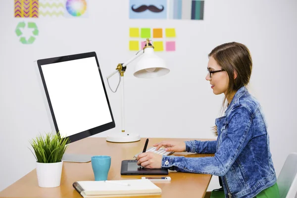 Mujer de negocios casual usando una computadora —  Fotos de Stock