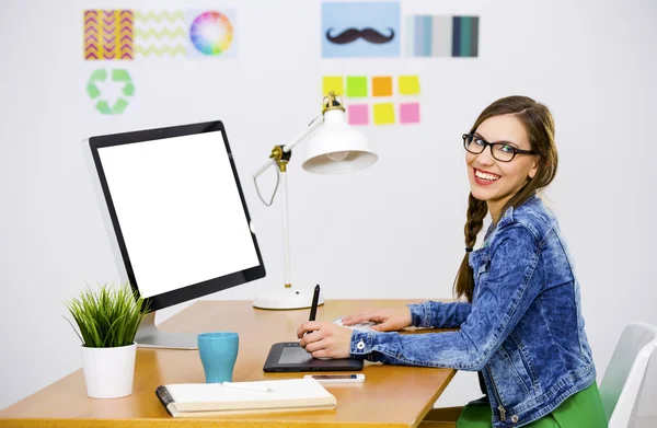 Случайная деловая женщина с помощью компьютера — стоковое фото