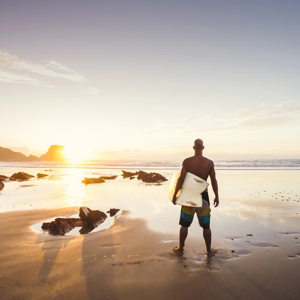 Surfer mężczyzna na plaży — Zdjęcie stockowe