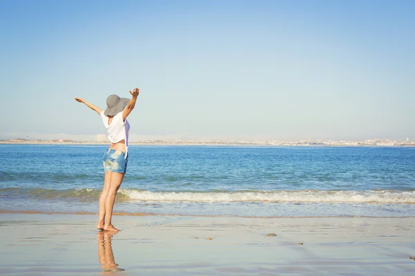 Vrouw genieten van de zomer — Stockfoto