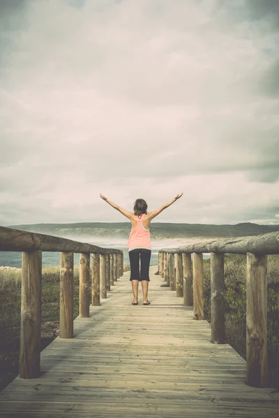 Mujer disfrutando de la libertad — Foto de Stock