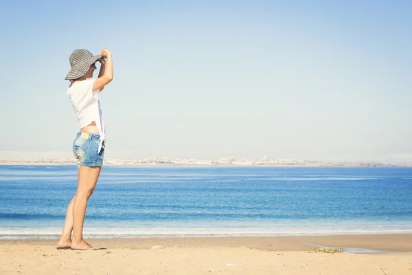 Mujer disfrutando de la playa —  Fotos de Stock