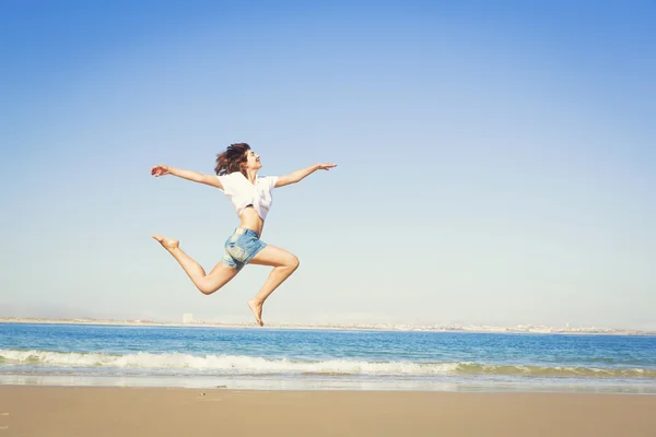 Mulher desfrutando do verão — Fotografia de Stock