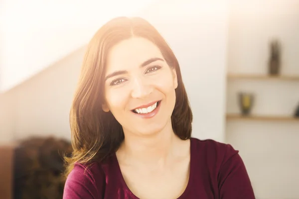 Mulher bonita sorrindo — Fotografia de Stock