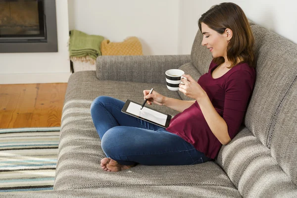 Frau hat Kaffeepause — Stockfoto