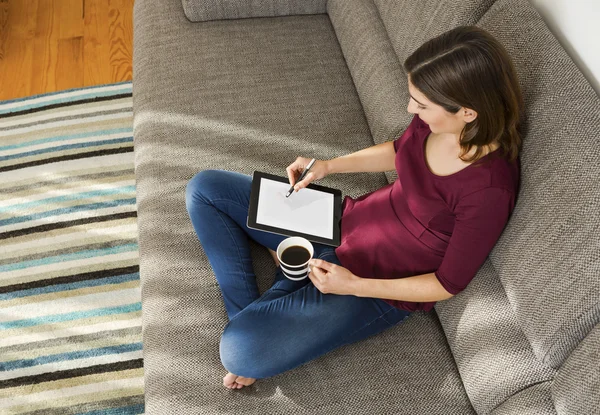 Frau hat Kaffeepause — Stockfoto