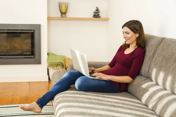 Mujer trabajando desde casa — Foto de Stock