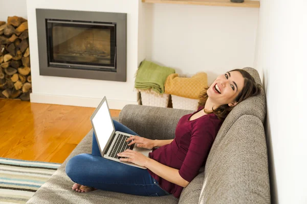 Frau arbeitet von zu Hause aus — Stockfoto