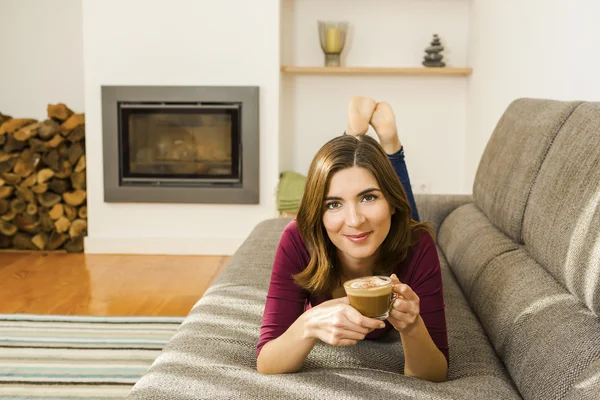 Mujer bebiendo un capuchino — Foto de Stock