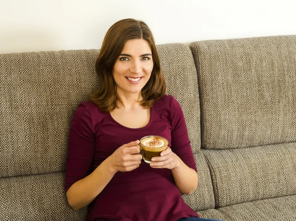 Kvinna dricka en cappuccino — Stockfoto