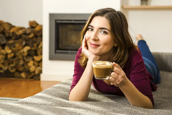 Kvinna dricka en cappuccino — Stockfoto