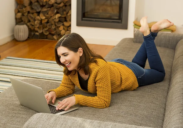 Femme travaillant avec son ordinateur portable — Photo