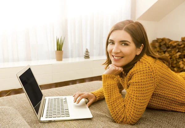 Mulher trabalhando com seu laptop — Fotografia de Stock